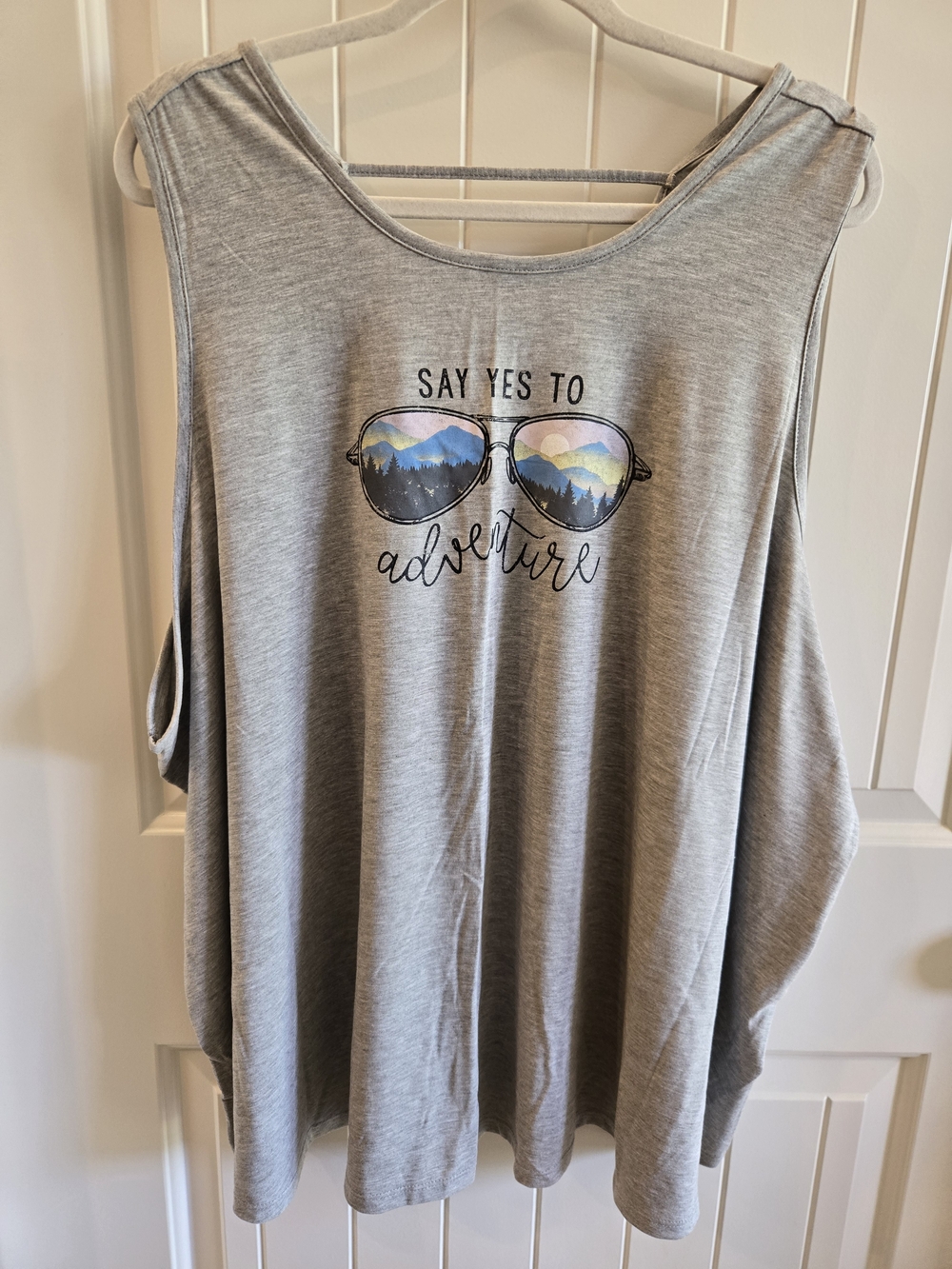 Maurices Light Gray Graphic Sunglasses Tank Size 4x